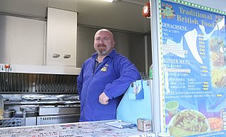 Ist seit zehn Jahren mit seinem Fish-and-Chips-Wagen selbstständig: Glenn MacDonald, Schotte aus Inverness. - Björn Kenter Ist seit zehn Jahren mit seinem Fish-and-Chips-Wagen selbstständig: Glenn MacDonald, Schotte aus Inverness. - Björn Kenter