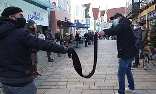 Am unteren Ende der Langen Straße wurde kurzfristig die Fußgängerzone geschlossen, um die doppelte Menschenkette bildenzu können. Sie zog sich auf beiden Seiten bis hinunter zum Gänsemarkt. - Karsten Schulz Am unteren Ende der Langen Straße wurde kurzfristig die Fußgängerzone geschlossen, um die doppelte Menschenkette bildenzu können. Sie zog sich auf beiden Seiten bis hinunter zum Gänsemarkt. - Karsten Schulz