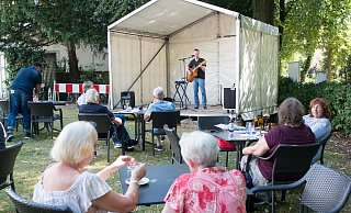 Mathias Nagel, Singer-Songwriter aus Schloss Holte-Stuckenbrok, spielt sein Konzert in der Mittagszeit. Normalerweise finden die Sommerspecials am frühen Abend oder nachmittags statt. - Ralf Bittner Mathias Nagel, Singer-Songwriter aus Schloss Holte-Stuckenbrok, spielt sein Konzert in der Mittagszeit. Normalerweise finden die Sommerspecials am frühen Abend oder nachmittags statt. - Ralf Bittner