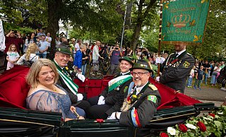 Die Kutschfahrt zählt zu den Höhepunkten für den Thron. Oberst Klaus Sieweke und seine Frau Daniela begleiten das Königspaar Alexander Wolf und Mirco Herbers durch den Ort. - Mike-Dennis Mueller Die Kutschfahrt zählt zu den Höhepunkten für den Thron. Oberst Klaus Sieweke und seine Frau Daniela begleiten das Königspaar Alexander Wolf und Mirco Herbers durch den Ort. - Mike-Dennis Mueller