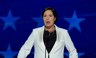 Trumps ehemalige Pressesprecherin Stephanie Grisham auf dem Demokraten-Parteitag. - J. Scott Applewhite/AP/dpa Trumps ehemalige Pressesprecherin Stephanie Grisham auf dem Demokraten-Parteitag. - J. Scott Applewhite/AP/dpa