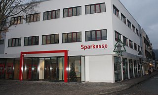 Die Sparkasse Höxter öffnet wieder die temporär wegen Corona geschlossenen Filialen. - Simone Flörke Die Sparkasse Höxter öffnet wieder die temporär wegen Corona geschlossenen Filialen. - Simone Flörke