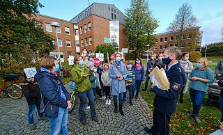 Die Kinder protestieren am Präsidium an der Kurt-Schumacher-Straße mit selbstgebastelten Schildern für ihre Radfahr-Ausbildung. Elternvertreter verschiedener Grundschulen übergeben Bertram Welsing, Leiter der Direktion Verkehr der Bielefelder Polizei, gesammelte Unterschriften fürs Verkehrstraining. - Foto: Andreas Zobe Die Kinder protestieren am Präsidium an der Kurt-Schumacher-Straße mit selbstgebastelten Schildern für ihre Radfahr-Ausbildung. Elternvertreter verschiedener Grundschulen übergeben Bertram Welsing, Leiter der Direktion Verkehr der Bielefelder Polizei, gesammelte Unterschriften fürs Verkehrstraining. - Foto: Andreas Zobe