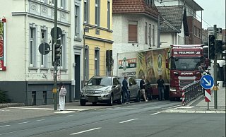 An der August-Bebel-Straße ist ein Lkw beim Abbiegen stecken geblieben. - Mike-Dennis Müller An der August-Bebel-Straße ist ein Lkw beim Abbiegen stecken geblieben. - Mike-Dennis Müller