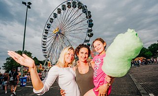 Ein bisschen Libori-Feeling genießen Alexandra Pingel (v. l.), Michelle Hartmann und die achtjährige Lina auf dem Maspernplatz. - Besim Mazhiqi Ein bisschen Libori-Feeling genießen Alexandra Pingel (v. l.), Michelle Hartmann und die achtjährige Lina auf dem Maspernplatz. - Besim Mazhiqi