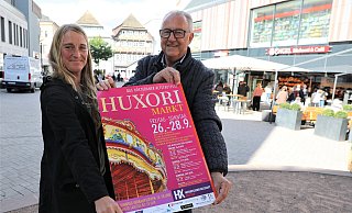 Katharina Vötter und Jürgen Knabe laden ein zum 47. Huxori-Markt in die Höxteraner Innenstadt. - Simone Flörke Katharina Vötter und Jürgen Knabe laden ein zum 47. Huxori-Markt in die Höxteraner Innenstadt. - Simone Flörke