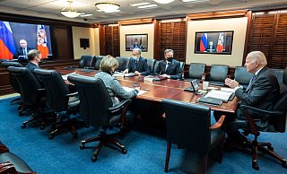 US-Präsident Joe Biden (r) spricht per Videogeschalte mit Kremlchef Wladimir Putin. - Foto: Adam Schultz/White House/Planet Pix via ZUMA Press Wire/dpa US-Präsident Joe Biden (r) spricht per Videogeschalte mit Kremlchef Wladimir Putin. - Foto: Adam Schultz/White House/Planet Pix via ZUMA Press Wire/dpa