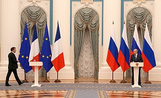 Frankreichs Präsident Emmanuel Macron (l) reiste zu einem Treffen mit seinem russischen Kollegen Wladimir Putin nach Moskau. - Foto: Thibault Camus/Pool AP/dpa Frankreichs Präsident Emmanuel Macron (l) reiste zu einem Treffen mit seinem russischen Kollegen Wladimir Putin nach Moskau. - Foto: Thibault Camus/Pool AP/dpa