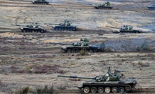Russische Panzer fahren während einer Militärübungen auf einem Feld in Belarus. - Foto: Alexander Zemlianichenko Jr/AP/dpa Russische Panzer fahren während einer Militärübungen auf einem Feld in Belarus. - Foto: Alexander Zemlianichenko Jr/AP/dpa