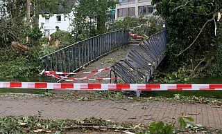 Die Fußgängerbrücke in Paderborn ist unpassierbar. - Foto: Friso Gentsch/dpa Die Fußgängerbrücke in Paderborn ist unpassierbar. - Foto: Friso Gentsch/dpa