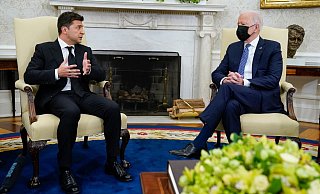 US-Präsident Joe Biden (r) und Wolodymyr Oleksandrowytsch Selenskyj, Präsident der Ukraine, während eines Gespräches im Oval Office. - Foto: Evan Vucci/AP/dpa US-Präsident Joe Biden (r) und Wolodymyr Oleksandrowytsch Selenskyj, Präsident der Ukraine, während eines Gespräches im Oval Office. - Foto: Evan Vucci/AP/dpa