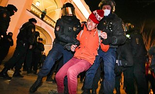 Die Polizei in St. Petersburg nimmt einen Demonstranten während einer Aktion gegen Russlands Invasion in die Ukraine fest. - Foto: Dmitri Lovetsky/AP/dpa Die Polizei in St. Petersburg nimmt einen Demonstranten während einer Aktion gegen Russlands Invasion in die Ukraine fest. - Foto: Dmitri Lovetsky/AP/dpa