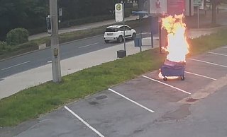 6 Uhr früh: Nachdem das Feuer lange im Altpapier geschwelt hatte, steht der Container nun in vollen Flammen. Ein Autofahrer hatte den Container zum Glück kurz vorher vom Gebäude weggeschoben. - NW 6 Uhr früh: Nachdem das Feuer lange im Altpapier geschwelt hatte, steht der Container nun in vollen Flammen. Ein Autofahrer hatte den Container zum Glück kurz vorher vom Gebäude weggeschoben. - NW