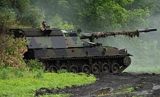 Eine deutsche Panzerhaubitze 2000 der ukrainischen Armee steht an der Frontlinie in der Nähe von Bachmut. - Efrem Lukatsky/AP/dpa Eine deutsche Panzerhaubitze 2000 der ukrainischen Armee steht an der Frontlinie in der Nähe von Bachmut. - Efrem Lukatsky/AP/dpa