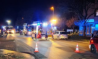 Zu gleich sechs Einsätzen mussten die Einsatzkräfte der Freiwilligen Feuerwehr in der Silvesternacht ausrücken, hier an die Straße Am Pulverbach. - Feuerwehr Steinhagen Zu gleich sechs Einsätzen mussten die Einsatzkräfte der Freiwilligen Feuerwehr in der Silvesternacht ausrücken, hier an die Straße Am Pulverbach. - Feuerwehr Steinhagen