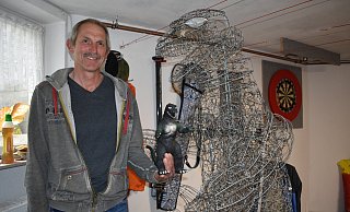 Der Beverunger Frank Lippold mit dem großen und dem kleinen Godzilla. - Svenja Ludwig Der Beverunger Frank Lippold mit dem großen und dem kleinen Godzilla. - Svenja Ludwig