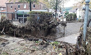 Das Einlaufbauwerk des Vogelsangbach in der Bachstraße wird durch Hochwasser – wie hier im Oktober 2019 – immer wieder verstopft. Das soll sich ändern. - David Schellenberg Das Einlaufbauwerk des Vogelsangbach in der Bachstraße wird durch Hochwasser – wie hier im Oktober 2019 – immer wieder verstopft. Das soll sich ändern. - David Schellenberg