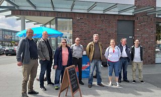 Die AfD war in den vergangenen Wochen jeden Samstag in der Nähe des Haupteingangs der Drogerie Müller vertreten. - AfD Espelkamp Die AfD war in den vergangenen Wochen jeden Samstag in der Nähe des Haupteingangs der Drogerie Müller vertreten. - AfD Espelkamp