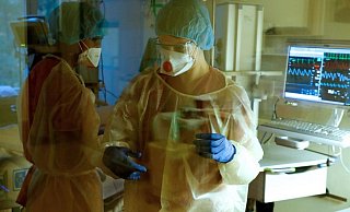 Hält die Impfung nicht, was allgemein versprochen wird? Ein einfacher Blick auf die städtischen Zahlen sät scheinbar Zweifel. - Reuters (Symbolbild Krankenhaus / Corona-Pandemie), Archiv Hält die Impfung nicht, was allgemein versprochen wird? Ein einfacher Blick auf die städtischen Zahlen sät scheinbar Zweifel. - Reuters (Symbolbild Krankenhaus / Corona-Pandemie), Archiv