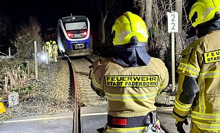 Am Bahnübergang auf der Driburger Straße ereignete sich am Dienstagabend ein schwerer Unfall. - Ralph Meyer Am Bahnübergang auf der Driburger Straße ereignete sich am Dienstagabend ein schwerer Unfall. - Ralph Meyer