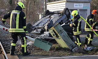 Abtransport der Schranke: Die Fahrerin des Unfallwagens hatte unter anderem auch die Fußgängerschranke am Bahnübergang erwischt. Foto: Elke Niedringhaus-Haasper - Elke Niedringhaus-Haasper Abtransport der Schranke: Die Fahrerin des Unfallwagens hatte unter anderem auch die Fußgängerschranke am Bahnübergang erwischt. Foto: Elke Niedringhaus-Haasper - Elke Niedringhaus-Haasper