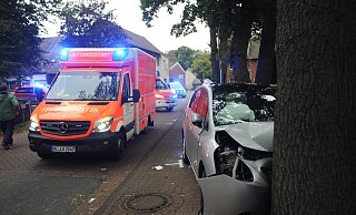 Bei dem schweren Verkehrsunfall im Weher Ortskern wurden drei Senioren aus Rahden schwer verletzt. Der Toyota war gegen eine Eiche geprallt. - Joern Spreen-Ledebur Bei dem schweren Verkehrsunfall im Weher Ortskern wurden drei Senioren aus Rahden schwer verletzt. Der Toyota war gegen eine Eiche geprallt. - Joern Spreen-Ledebur