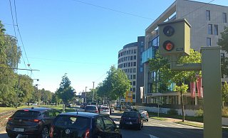 Der Rotlichtblitzer am Adenauerplatz steht - und blitzt. - Alexandra Buck Der Rotlichtblitzer am Adenauerplatz steht - und blitzt. - Alexandra Buck