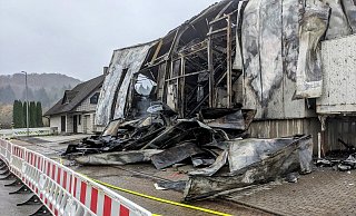 Die Brandruine im Gewerbegebiet Bad Driburg ist abgesperrt und kann nicht betreten werden. - Burkhard Battran Die Brandruine im Gewerbegebiet Bad Driburg ist abgesperrt und kann nicht betreten werden. - Burkhard Battran