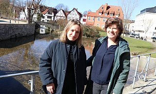 Marijke Lukowicz (l.) und Sophia Trollmann sind die Kuratorinnen des Tatort-Projekts. Hinter ihnen ist das Quellbecken der Dielenpader, das der Künstler Manfred Webel nutzen wird. - Holger Kosbab Marijke Lukowicz (l.) und Sophia Trollmann sind die Kuratorinnen des Tatort-Projekts. Hinter ihnen ist das Quellbecken der Dielenpader, das der Künstler Manfred Webel nutzen wird. - Holger Kosbab