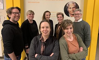 Mit Maria Montessori im Rücken: Alex Gahl (v.l.), Stefanie Rahenkamp, Linda Richter, Merlin Deyter, Hanna Hoffmann, Nina Meseke und Thorge Klages gehören zum Planungsteam der neuen Sekundarschule in Bielefeld. - Ivonne Michel Mit Maria Montessori im Rücken: Alex Gahl (v.l.), Stefanie Rahenkamp, Linda Richter, Merlin Deyter, Hanna Hoffmann, Nina Meseke und Thorge Klages gehören zum Planungsteam der neuen Sekundarschule in Bielefeld. - Ivonne Michel