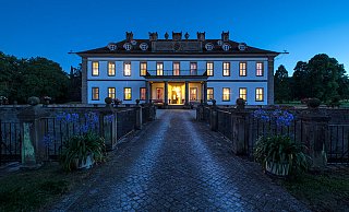 Unter dem Motto „Macht hoch die Tür, die Tor macht weit“ erwartet die Besucher also am 1. Adventssonntag, dem 29. November, um 17 Uhr, vor romantischer Kulisse ein Open-Air-Konzert mit vielen bekannten Weihnachtsliedern aus aller Herren Länder. - Voices-Festival Unter dem Motto „Macht hoch die Tür, die Tor macht weit“ erwartet die Besucher also am 1. Adventssonntag, dem 29. November, um 17 Uhr, vor romantischer Kulisse ein Open-Air-Konzert mit vielen bekannten Weihnachtsliedern aus aller Herren Länder. - Voices-Festival