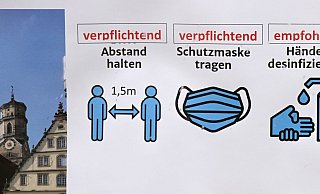 Ein Hinweisschild mit Corona-Regeln in der Stuttgarter Innenstadt. - Foto: Bernd Weißbrod/dpa Ein Hinweisschild mit Corona-Regeln in der Stuttgarter Innenstadt. - Foto: Bernd Weißbrod/dpa