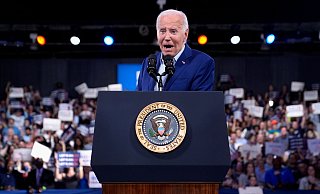 Noch steht die erste Reihe der Demokraten geschlossen hinter US-Präsident Joe Biden. Doch die Stimmen derer, die ihn nicht mehr für den richtigen Kandidaten halten, werden lauter. - Evan Vucci/AP/dpa Noch steht die erste Reihe der Demokraten geschlossen hinter US-Präsident Joe Biden. Doch die Stimmen derer, die ihn nicht mehr für den richtigen Kandidaten halten, werden lauter. - Evan Vucci/AP/dpa