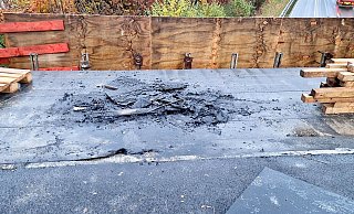 Nach einer Brandstiftung müssen an der Baustelle für die neue Brücke der Mastbruchstraße über die B1 bei Paderborn Arbeiten erneut durchgeführt werden. - Straßen NRW Nach einer Brandstiftung müssen an der Baustelle für die neue Brücke der Mastbruchstraße über die B1 bei Paderborn Arbeiten erneut durchgeführt werden. - Straßen NRW