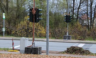 In der Nähe der Einmündung zur Straße Am Südhang wurde auf der Albaxer Straße/ B 64 eine der provisorischen Ampeln aufgestellt.  - Alexander Graßhoff In der Nähe der Einmündung zur Straße Am Südhang wurde auf der Albaxer Straße/ B 64 eine der provisorischen Ampeln aufgestellt.  - Alexander Graßhoff