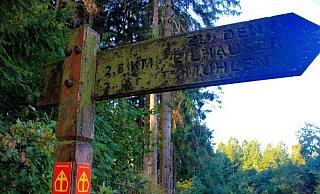 Die gelbe Bischofsmütze auf rotem Grund ist das Erkennungszeichen des 30 Kilometer langen Pilgerweges zwischen Wiehengebirge und Großem Torfmoor. - Ute Kämper Die gelbe Bischofsmütze auf rotem Grund ist das Erkennungszeichen des 30 Kilometer langen Pilgerweges zwischen Wiehengebirge und Großem Torfmoor. - Ute Kämper