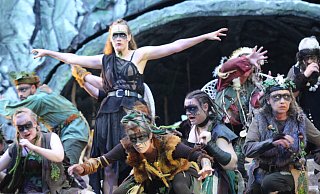 Elfenkönigin Titania (Paulina Koers) erscheint mit ihrem Gefolge. - Burkhard Battran Elfenkönigin Titania (Paulina Koers) erscheint mit ihrem Gefolge. - Burkhard Battran