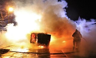 Das Auto wurde bei dem Brand in Höxter-Bödexen komplett zerstört. - Polizei Das Auto wurde bei dem Brand in Höxter-Bödexen komplett zerstört. - Polizei