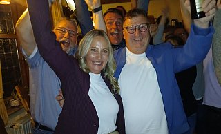 Ulla Berhorst-Schäfers, ihr Mann Heinrich Schäfers sowie viele Unterstützer freuen sich über das unerwartete Ergebnis der SPD in Bad Wünnenberg. - Johannes Büttner Ulla Berhorst-Schäfers, ihr Mann Heinrich Schäfers sowie viele Unterstützer freuen sich über das unerwartete Ergebnis der SPD in Bad Wünnenberg. - Johannes Büttner
