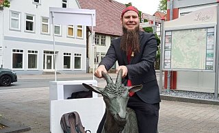 Der Paderborner Peter Salmen tritt für die Satirepartei "Die Partei" bei der Wahl des Landrats an. - Die Partei Der Paderborner Peter Salmen tritt für die Satirepartei "Die Partei" bei der Wahl des Landrats an. - Die Partei