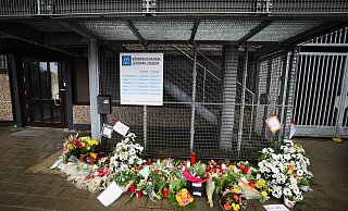 Blumen und Kerzen vor dem Eingangsbereich des Gemeindehauses in Hamburg, wo ein Amokläufer erst sieben Menschen und dann sich selbst erschossen hat. - Christian Charisius/dpa Blumen und Kerzen vor dem Eingangsbereich des Gemeindehauses in Hamburg, wo ein Amokläufer erst sieben Menschen und dann sich selbst erschossen hat. - Christian Charisius/dpa