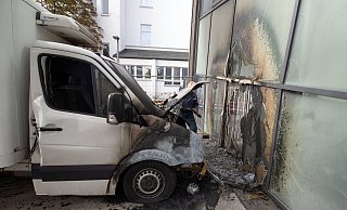 Der Molotow-Cocktail landet auf der Motorhaube des VW Crafter. Auch das heutige Impfzentrum wird beschädigt. - Oliver Krato Der Molotow-Cocktail landet auf der Motorhaube des VW Crafter. Auch das heutige Impfzentrum wird beschädigt. - Oliver Krato