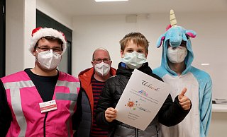 Mika Delius (11) aus Herford präsentiert stolz seine Impf-Urkunde. Nikolaus Marco Halbert, Papa Jens Delius und Einhorn Fabian Weßler freuen sich mit ihm. - Frank-Michael Kiel-Steinkamp Mika Delius (11) aus Herford präsentiert stolz seine Impf-Urkunde. Nikolaus Marco Halbert, Papa Jens Delius und Einhorn Fabian Weßler freuen sich mit ihm. - Frank-Michael Kiel-Steinkamp