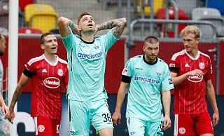 SCP-Stürmer Felix Platte (vorne), der sich hier in der Zweitligapartie in Düsseldorf über eine vergebene Chance ärgert, droht im Heimspiel gegen Hannover auszufallen. - picture alliance/dpa SCP-Stürmer Felix Platte (vorne), der sich hier in der Zweitligapartie in Düsseldorf über eine vergebene Chance ärgert, droht im Heimspiel gegen Hannover auszufallen. - picture alliance/dpa