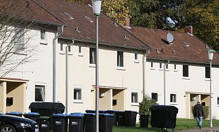 Derzeit kein Thema: Die Reihenhäuser an der Ahornstraße werden vorerst nicht verkauft, weil sie als Unterkunft für Asyslbewerber dienen. - Peter Steinert Derzeit kein Thema: Die Reihenhäuser an der Ahornstraße werden vorerst nicht verkauft, weil sie als Unterkunft für Asyslbewerber dienen. - Peter Steinert