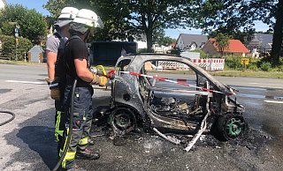 Der Kleinwagen brannte an der Einmündung Ummelner Straße/Bohlenweg komplett aus. - Jürgen Mahncke Der Kleinwagen brannte an der Einmündung Ummelner Straße/Bohlenweg komplett aus. - Jürgen Mahncke