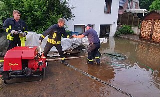 Die Feuerwehr Höxter pumpte den vollgelaufenen Keller und die Garage eines Feuerwehrmannes im Flutgebiet ab. - Thomas Kube Die Feuerwehr Höxter pumpte den vollgelaufenen Keller und die Garage eines Feuerwehrmannes im Flutgebiet ab. - Thomas Kube