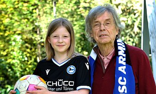 Da ihr Opa Siegfried seit den 1960er Jahren ein großer Anhänger von Arminia Bielefeld ist, hat Maren Betlehem ihn als Begleitperson für die Reise nach Berlin ausgewählt. Die Achtjährige darf dank des Gewinnspiels von der Neuen Westfälischen und Volkswagen beim DFB-Pokal-Endspiel mit den Arminia-Profis ins Berliner Olympiastadion einlaufen. - Andreas Frücht Da ihr Opa Siegfried seit den 1960er Jahren ein großer Anhänger von Arminia Bielefeld ist, hat Maren Betlehem ihn als Begleitperson für die Reise nach Berlin ausgewählt. Die Achtjährige darf dank des Gewinnspiels von der Neuen Westfälischen und Volkswagen beim DFB-Pokal-Endspiel mit den Arminia-Profis ins Berliner Olympiastadion einlaufen. - Andreas Frücht