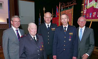 Auszeichnung mit dem Feuerwehr-Ehrenkreuz des Stadtfeuerwehrvervabdes Paderborn: (v. l.) Bürgermeister Michael Dreier, Anton Ernesti, Ralf Schmitz, Leiter der Feuerwehr, Michael Beivers und Vize-Landrat Hans-Bernd Janzen. - Ralph Meyer Auszeichnung mit dem Feuerwehr-Ehrenkreuz des Stadtfeuerwehrvervabdes Paderborn: (v. l.) Bürgermeister Michael Dreier, Anton Ernesti, Ralf Schmitz, Leiter der Feuerwehr, Michael Beivers und Vize-Landrat Hans-Bernd Janzen. - Ralph Meyer