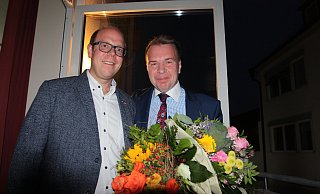 Ulrich Lange (r.), Bad Lippspringes neuer Bürgermeister, bekommt Blumen vom CDU-Vorsitzenden Bastian Heggemann. - Uwe Müller Ulrich Lange (r.), Bad Lippspringes neuer Bürgermeister, bekommt Blumen vom CDU-Vorsitzenden Bastian Heggemann. - Uwe Müller